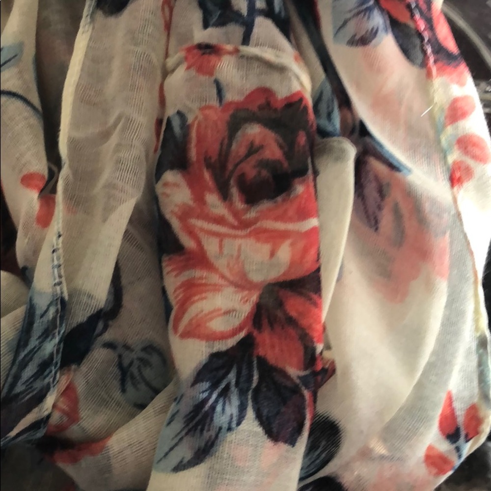 IVORY FLORAL INFINITY SCARF - Picture 6 of 6